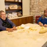 Nunzia nel frattempo ci mostra come si prepara l�impasto da cui poi verranno create le orecchiette